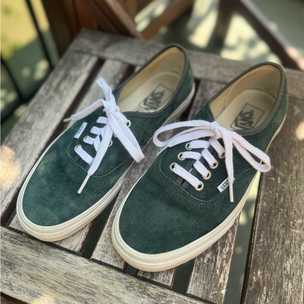 Vans Authentic Shoe in Dried Kelp Green Men’s Size 8/Women’s Size 9.5